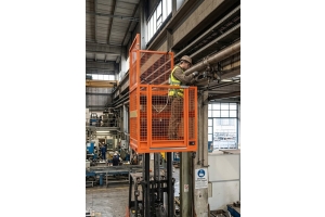 Mobilier industriel et travaux en hauteur : le rôle des nacelles, cages et plateformes
