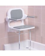 Siège-rembourré-avec-dossier-et-accoudoirs-h13618